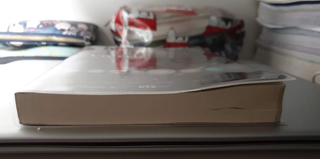 Chưa đọc sách nên mình không review về nội dung. Mình review về dịch vụ cskh của Tiki.
Ban đầu sách mình bị cong quăn ở phần cuối sách như hình, sau khi liên lạc *** thì mình đã được người xuống thu hồi sách sau đó giao lại cho mình một cuốn mới, chỉ trong 4-5 ngày cho cả quá trình.
Mình đánh giá rất cao dịch vụ lần này của Tiki! Dù bị lỗi nhưng đã được xử lý ổn thoả mà không khiến mình thấy khó chịu tí nào.