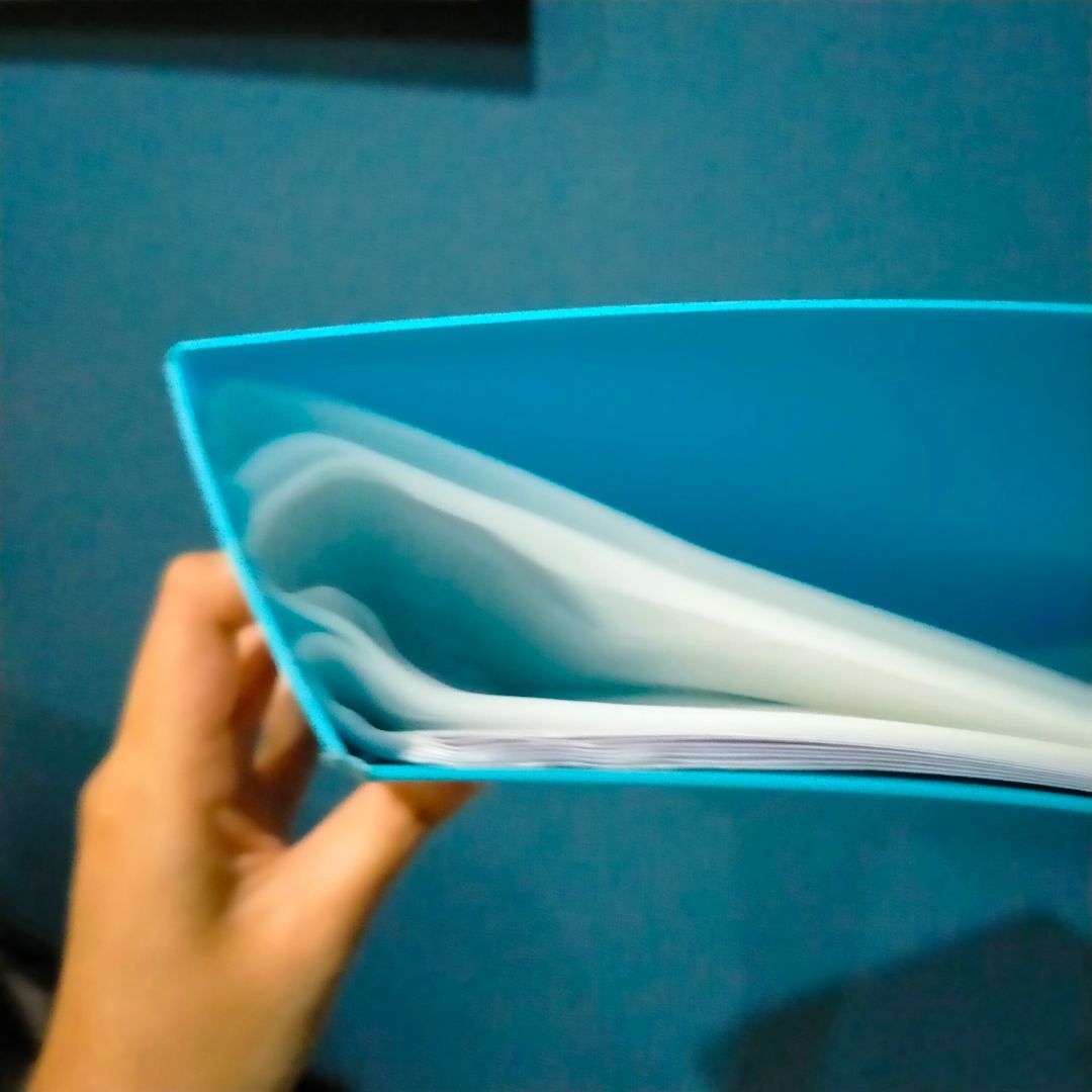 bìa xinh xắn, dùng tốt, màng bao giấy dày vừa đủ.