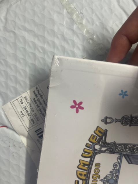 Sách bị đè ép (có thể trong quá trình vận chuyển) làm móp méo ở gáy sách.