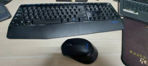 Bàn phím và chuột dùng ổn, bàn phím full nên thao tác tiện lợi hơn, bàn phím cõ chỗ kê tay tiện lợi. Chuột cầm vừa tay,, mình dùng văn phòng nên thấy ok.