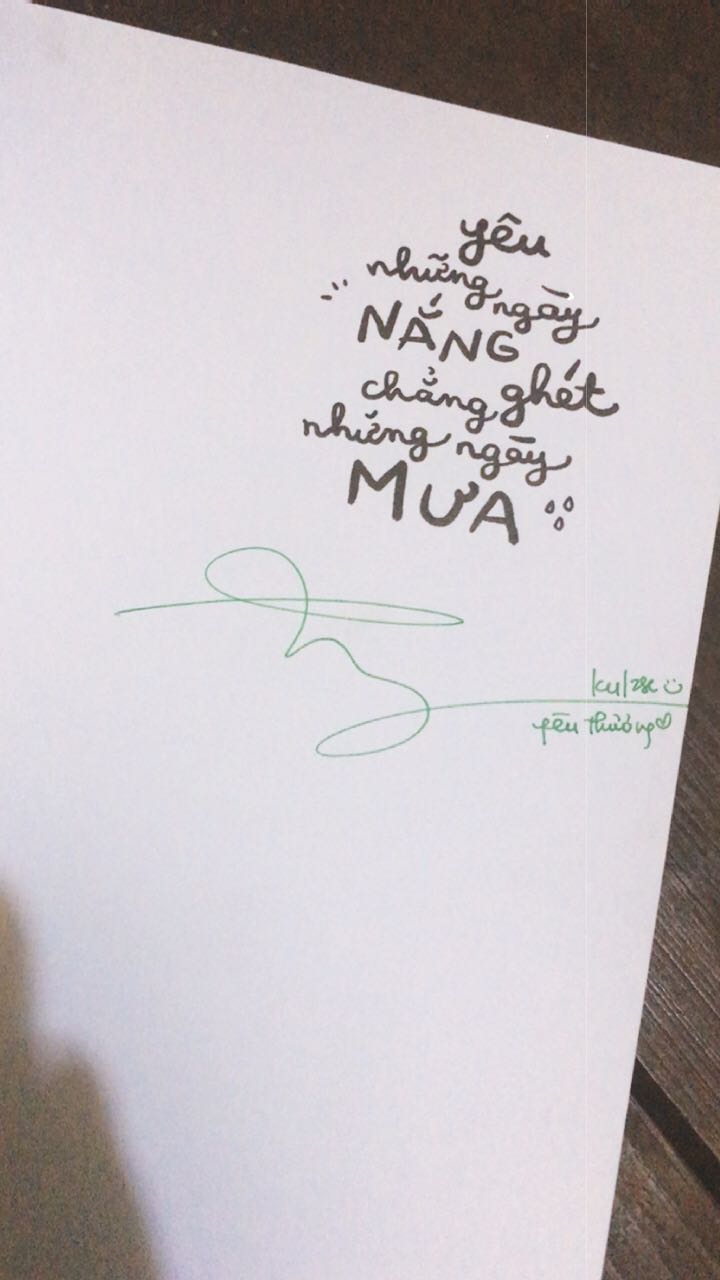 Sách của anh chú nhà tui thì xinh với xịn khỏi phải bàn rùi, mở ra sách thơm cực lun í, postcard cũng đáng iu lắm
Chữ ký xinh lắm lun, lại còn màu xanh lá tui thích nữaaaa
Nhưng khâu xử lí hàng hơi lâu với cả đóng gói hơi sơ sài, sách của tui còn bị bẩn 1 chút ở gáy😢