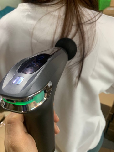 Đúng y như trên ảnh luôn. Lúc mình chọn mua có xem ảnh trên review thấy sản phẩm tương tự nhưng hộp thì mới và đẹp hơn nhiều. Máy dùng thì siêu đã có mấy cái đầu nhọn nhọn đấm nhột ghe, ncl ok