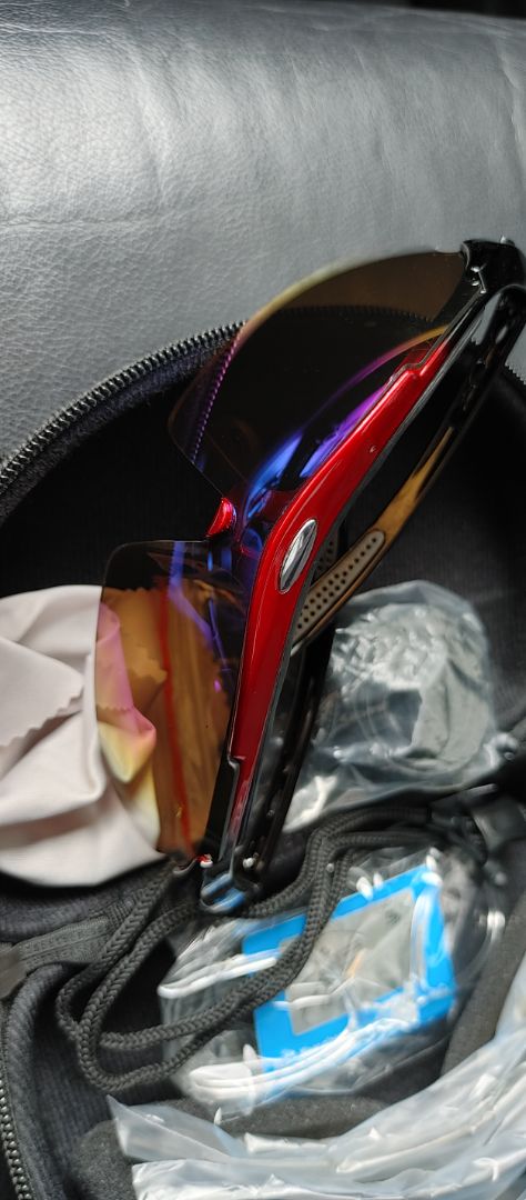 một cơn mưa phụ kiện!!! mắt kính đeo khá thoải mái, dễ chịu. gọng làm chưa được sắc nét cho lắm, vẫn có nhưng ba via trông hơi nhôm nhựa một chút nhưng làm sao có thể đòi hỏi ở một mức giá như thế này được. Hợp lý!