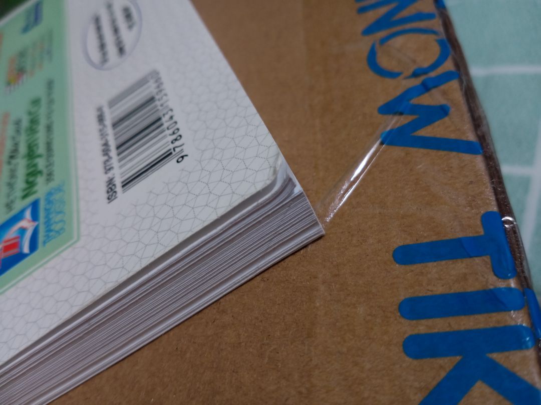 hơi buồn vì sách ko đc bọc lớp túi bóng bên ngoài nên vài chỗ hơi cong xước xíu, bên trong sách in rất đẹp và ổn nha, giao hàng nhanh