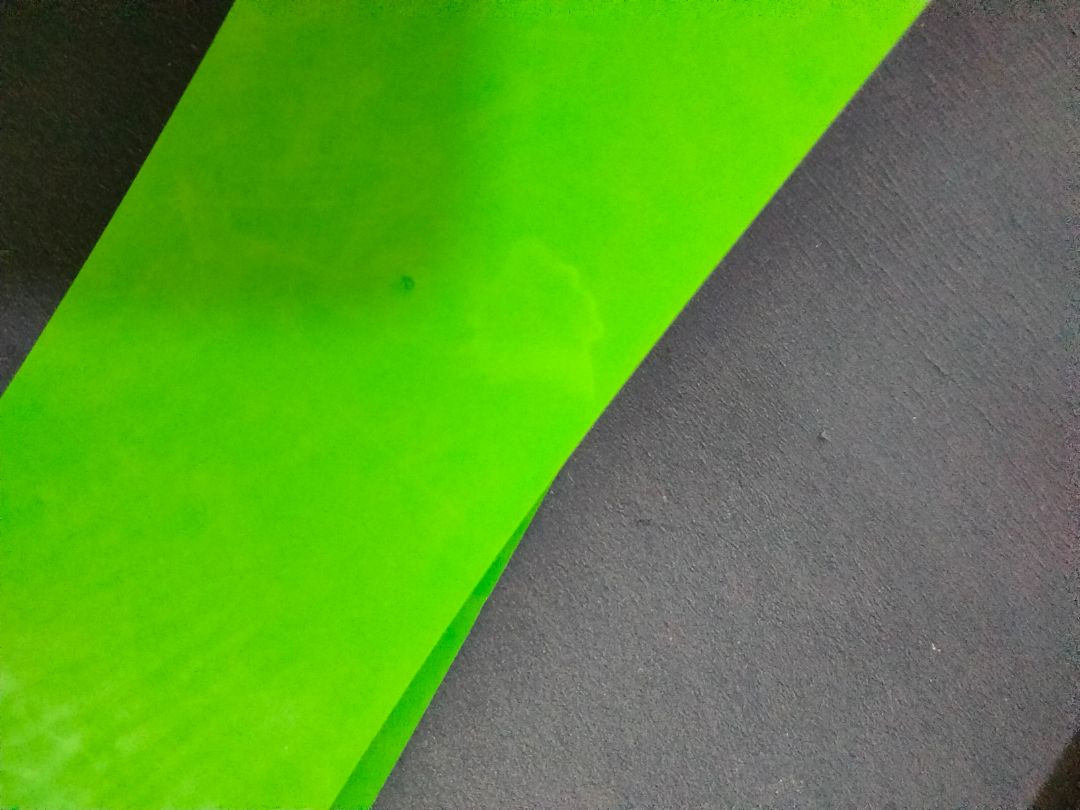 Giao hàng đúng thời gian.
Sản phẩm giao đúng mẫu. Hơi có mùi nhẹ.

Lúc mới nhận thì mình chỉ xem bên ngoài thấy ổn. Hôn nay mang ra tập thấy mặt trong dây có nhiều viết trầy, nhiều chỗ màu sắc loang lổ.

Dây trơn hoàn toàn, không in tên thương hiệu hay độ nặng dây. 
Các bạn mua hàng lưu ý Chu Vi dây là 2m nhé.