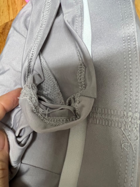 Hàng không tem mác, đường may ẩu mà giá quá cao, hộp đựng không niêm phong! Không đủ tin tưởng để mặc, 129k 3 cái nhiw 3 cái giẻ lau không thấm nước