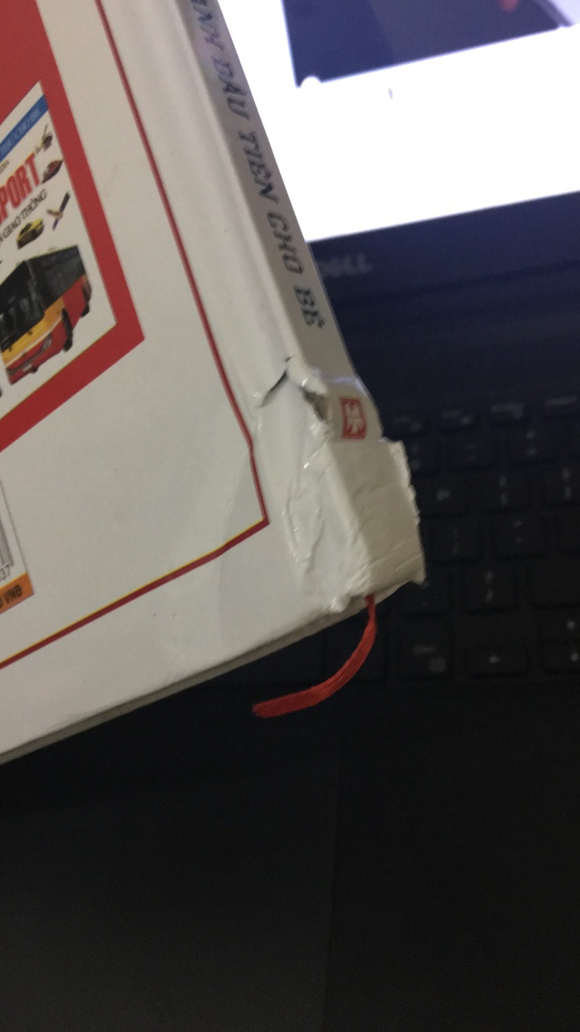 Hôm trước mình có đặt sách này cho bé nhà mình học, nhưng lúc mở ra mình rất khó chịu vì quyển sách bìa cứng nhưng bị rách te tua. Là một trang thương mại điện tử đứng đầu Việt Nam về bán sách nhưng mình lại thấy Tiki không hề trân trọng những quyển sách họ bán, nếu Tiki muốn đổ lỗi cho bên giao hàng thì mình cũng không có gì để nói nữa và đây cũng như lần cuối mình mua sách ở đây