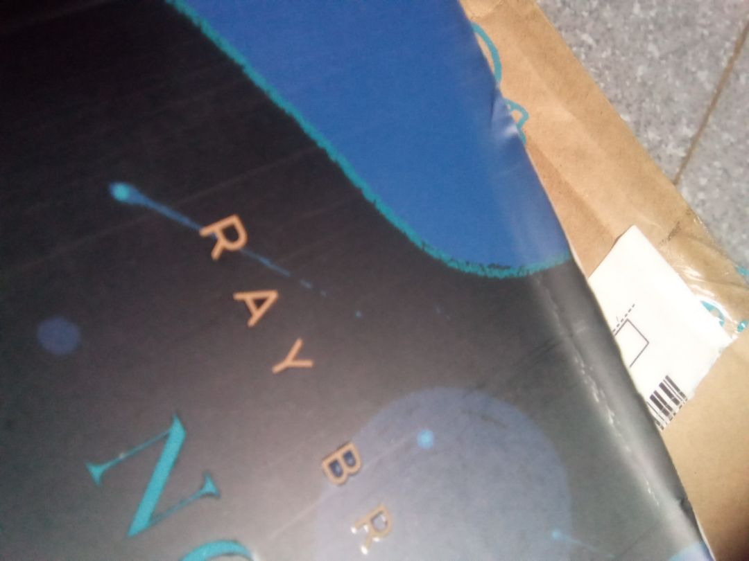 Mình mua sách đợt dọn kho. Giao lâu muốn xỉu, phải hủy để đặt lại. Tới ngày giao thì lại báo hẹn thêm 1-3 ngày, cuối cùng ngày thứ 4 mới giao. Và đúng là, sách tiki vận chuyển chưa bao giờ khiến mình ngừng thất vọng :((( méo bìa của em rồi :((