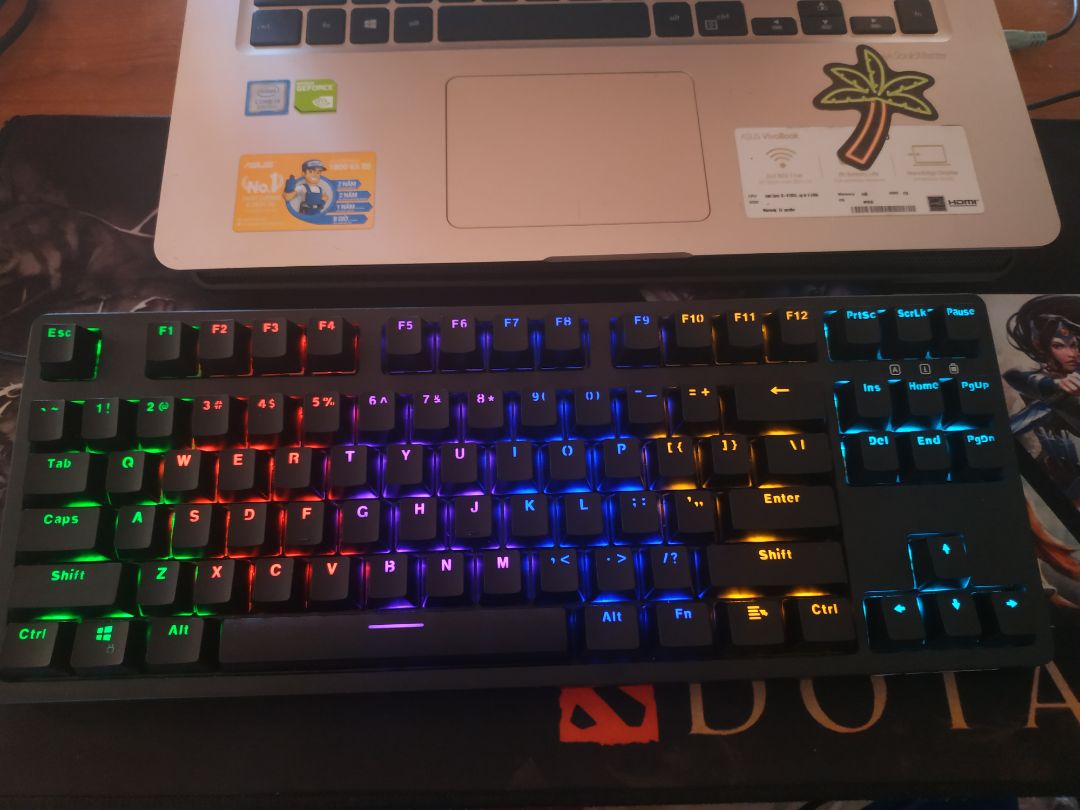 Đây thật sự là một sản phẩm "Tiền ít hít hàng thơm". Được recommend bởi anh Lâm Nấm với GEARVN. Cảm giác bấm nằm mức ổn nếu bạn không phải dân chuyên mechanical. LED rbg đẹp. Rất phù hợp với những bạn tập tành dùng phím cơ