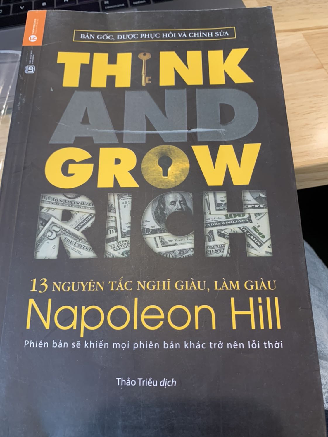 Đợt này Tiki giao sách cho mình chất lượng không được tốt lắm, bìa trước sách có 1 vệt dính khô ngay chữ “And”, tổng thể bìa rất xấu. Thêm nữa mình mua dịch vụ Bookcare nhưng bao bì cũng bị rách. Đề nghị Tiki đổi cho mình cuốn khác nhé. Cám ơn