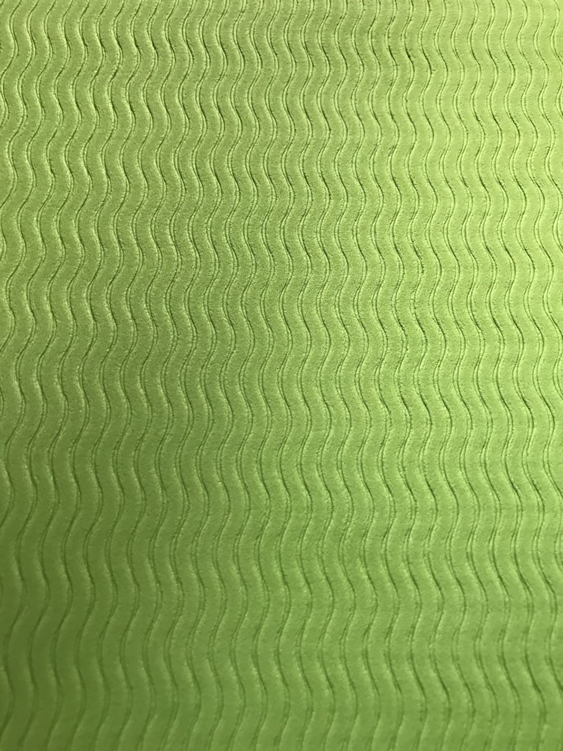 Đánh giá:4.5/5
Giao hàng: đúng ngày
Đóng gói: kỹ_ nhưng làm móp một xíu( có thể bỏ qua_trên hình)
Chất lượng: trông rất tốt(dày và dài)_ nhưng có mùi của chất liệu ( hơi khó chịu), bám nền tốt.