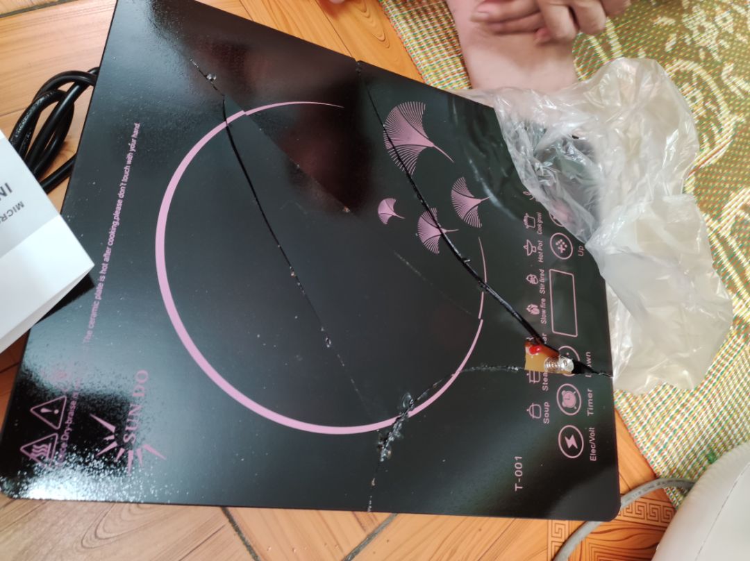 Mình mua bếp từ này và nhận hàng ngày 21/7/2021 đó bên vận chuyển ko cho xem hàng nên mình có gọi điện cho shop để xác nhận và shop đã tư vấn mình nhận hàng nếu có vấn đề gì thì sẽ đổi hàng cho mình. Mình nhận hàng nhưng về nhà mở SP ra thì thấy SP bị vỡ, mình liên hệ với shop và đc hướng dẫn gọi vào tổng đài của Tiki để đc hướng dẫn đổi mới, nhưng sau 2 lần hẹn đến lấy SP vỡ để đổi thì đều ko thấy nhân viên đến lấy SP về. Sau đó mình vẫn gửi tin nhắn vào ***, đồng thời có gọi điện lên tổng đài Tiki nhưng đều ko đc. Xin hỏi Tiki vấn đề của mình có đc giải quyết ko, xin cho câu trả lời.
Thật thấy thất vọng quá trời à!