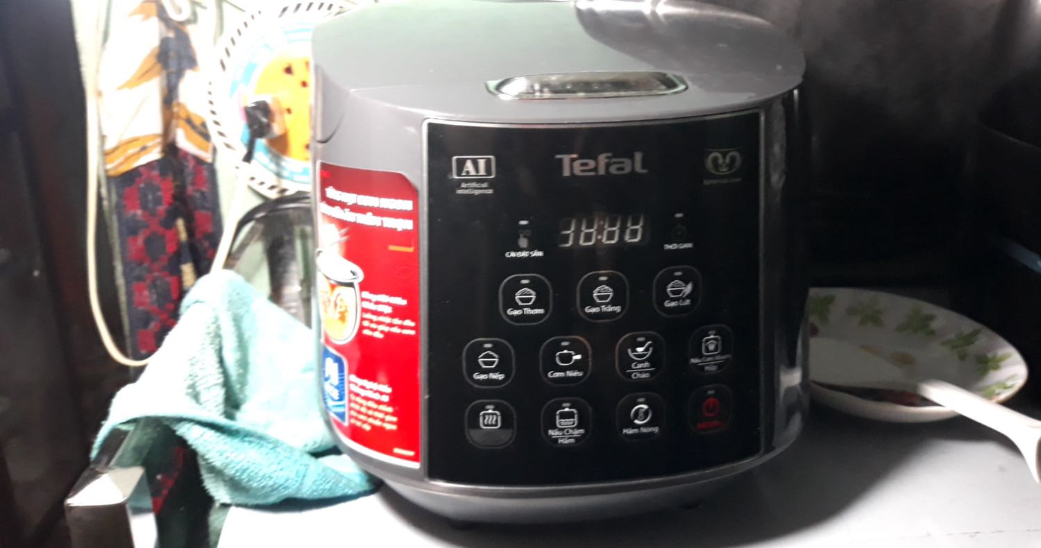 Màu ở ngoài nhìn sang lắm nhen, lồng nồi rất chắc chắn, thao tác nút chức năng rất dễ dùng, người lớn nhà mình xài được nha, để dùng thêm 1 thời gian sẽ review thêm, còn h là ưng bụng lắm nha 😁