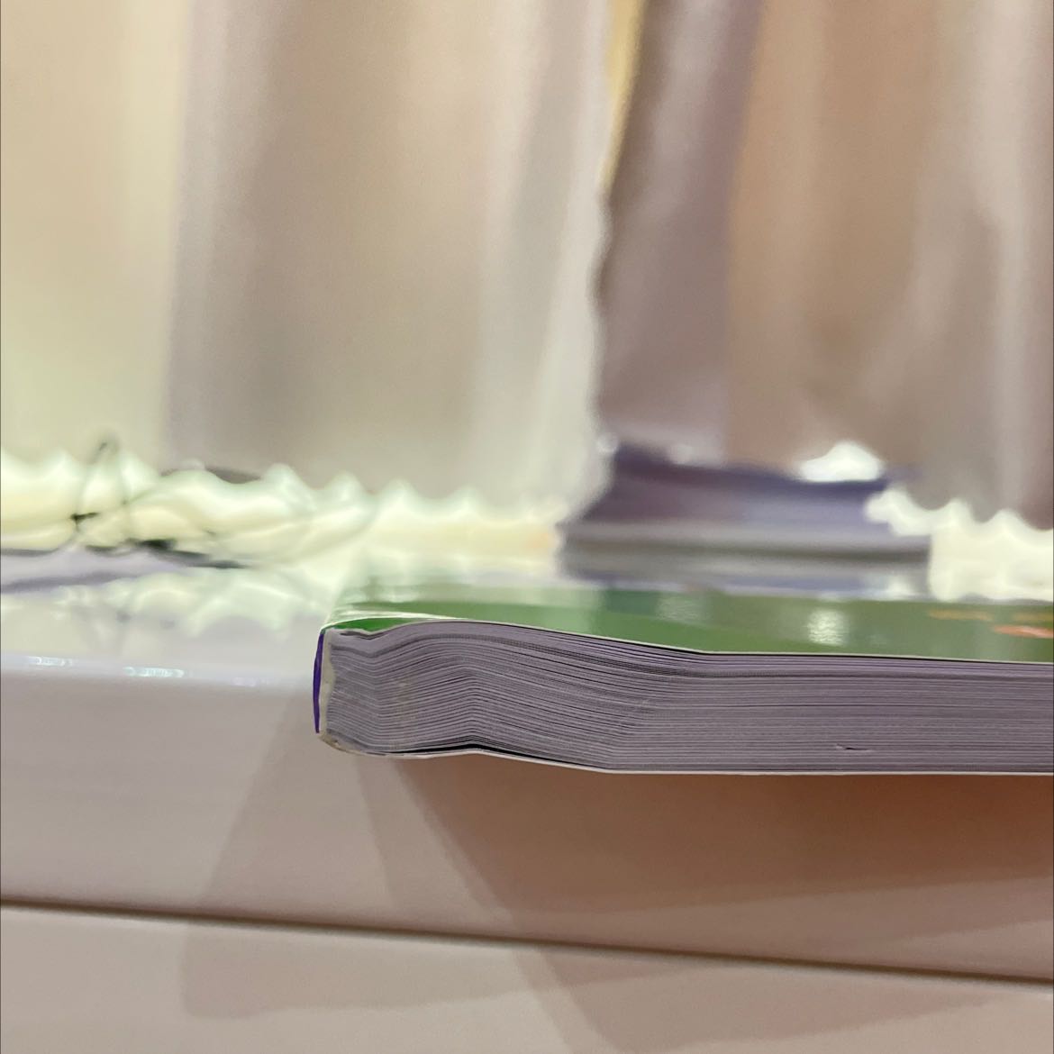 Mình đặt hàng hôm 21 và nhận hôm 26/5. Shop bọc sách khá kĩ, mở ra vẫn còn mới, tuy nhiên góc sách(?) bị cong, còn lại vẫn ok