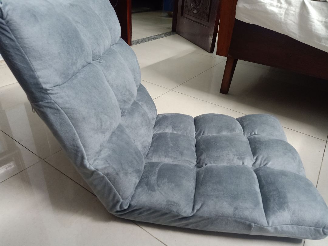 mẫu ghế giống trong hình, nhưng ngồi thật sự không thoải mái tí nào, bên trong không phải tất cả là bông mà là phần xốp dày chỉ có những chỗ lồi lên là có bông, ngồi cảm giác như là ngồi trên miếng xốp rồi nhét thêm vài quả bóng mềm bên dưới vậy. tóm lại là ngồi khá khó chịu 😦.