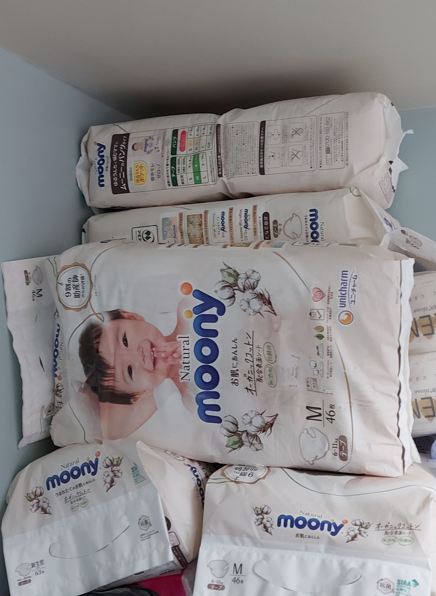 Giao hàng cực nhanh. chất lượng sp thì khỏi bàn rồi. nhưng m trừ 1* vì khâu đóng gói quá sơ xài, mua 5 bịch tã 3 bịch sz M, 2 bịch sz S mà chỉ quấn nilong bên ngoài, có bịch bị rách, có bịch dán băng keo nhìn cũ.