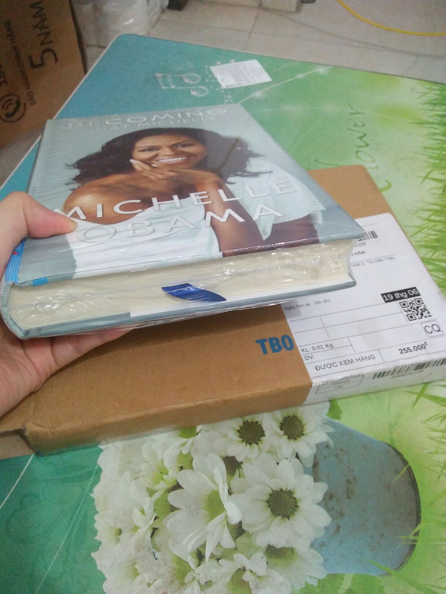 Giao hàng siêu nhanh, mới đặt tối hôm trc mà sáng hôm sau đã có luôn. Bìa cứng, giấy rất mịn và đẹp. Săn sale còn 255k ưng quá trời ?. Mình ms đọc 1 ít nhưng đã bị thu hút bởi chất văn lôi cuốn của Michelle và Lê Duy Khương dịch