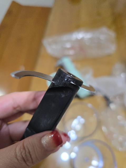 Chưa sử dụng nên kg biết thế nào, hàng nhận đc hộp dơ đầy bụi. Lưỡi dao gắn nhìn như bị rớt ra rồi hàn lại, không liền nguyên khối.