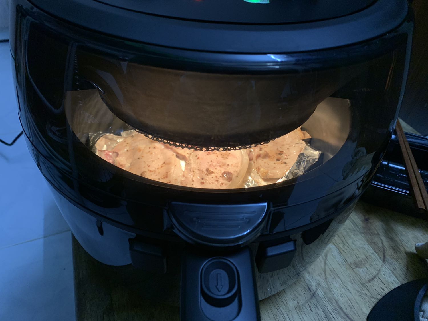 Mới nhận về dùng 1 lần, ồn thì ko ồn lắm, cũng chưa thấy gì bất cập, mà chiên thì nên phết 1 lớp dầu trên bề mặt cho đỡ khô, khui ra sài thì thấy vệ sinh khá dễ dàng, lau chùi cũng tiện ?, giá cả cũng ok so với mua của philip, mình thấy hài lòng