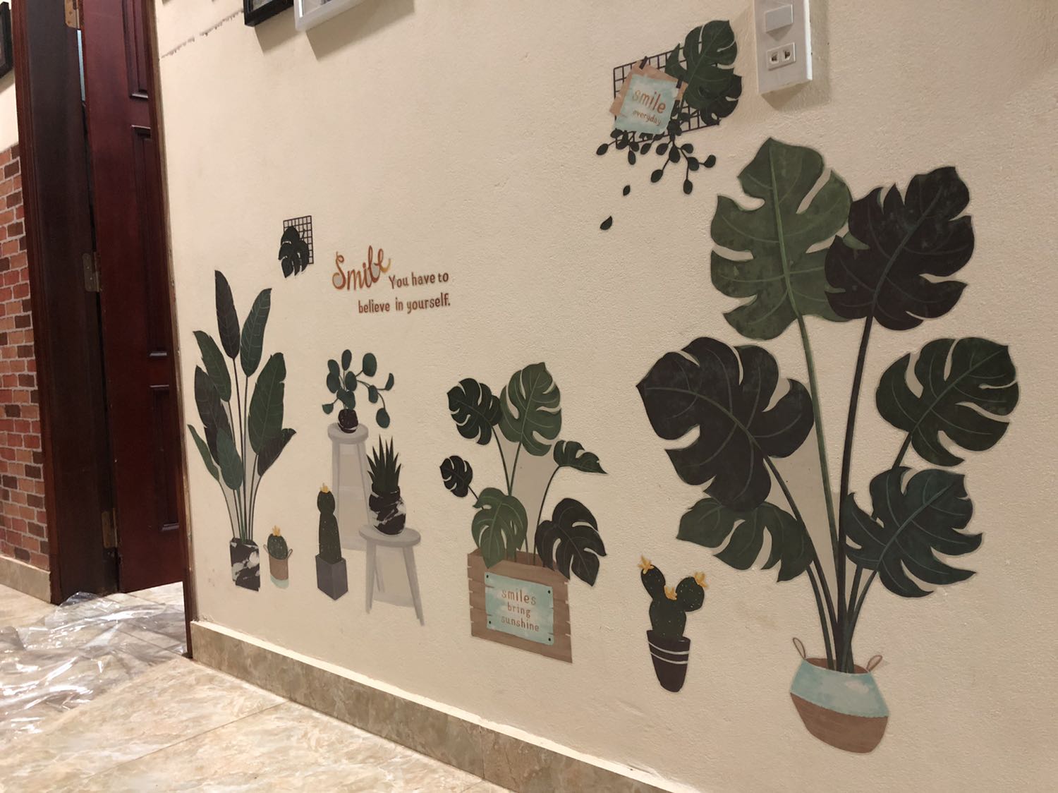 Tường nhà màu vàng nên nền hơi tối ảnh không nổi!