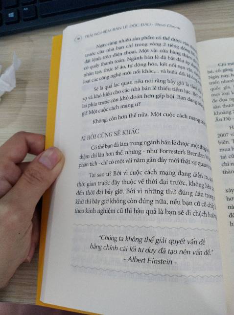 Các đầu sách về khởi nghiệp bán lẻ cứ thấy tác giả/ dịch giả Trần Thanh Phong là thấy uy tín rồi ạ. "Trải nghiệm bán lẻ độc đáo" là một bức tranh phác họa khá toàn diện đủ cho chúng ta hiểu được bối cảnh mô hình bán lẻ trong thời đại số ngày nay và những cách để có thể mang lại những trải nghiệm đáng nhớ cho khách hàng, để khách hàng lựa chọn và ở lại với chúng ta thay vì trăm nghìn cửa hàng lớn, nhỏ khác. Ít nhất 8 chiến lược hiệu quả đã được tác giả đưa ra để giúp cho người bán lẻ dù là cửa hàng lớn hay nhỏ đều có thể thu hút thêm nhiều khách hàng trong thời đại thương mại điện tử lên ngôi hiện nay.
Sách được viết và biên dịch với văn phong hay, đầy hóm hỉnh, không khô khan và nhàm chán và nội dung cuốn sách cũng sát với thị trường bán lẻ ở Việt Nam hiện nay. 
Cảm ơn tác giả và dịch giả đã cho ra đời quyển sách hay và đầy bổ ích như thế này.
Chất lượng sách in tốt, bọc bìa đảm bảo, tiki giao hàng nhanh, chất lượng.