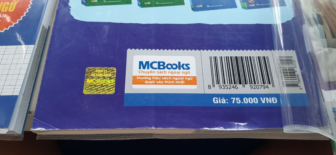 có vẻ sách để trong kho lâu quá nên phần sau có hới sứt mẻ, còn hơi lệch mấy trang.