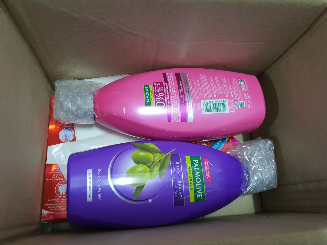 Giao đúng hàng, date mới. Dầu gội thơm nhẹ. Cái chai thiết kế bao bì nhìn hơi sến. Không mượt như dùng dầu xả riêng nhưng mượt hơn loại dầu gội thông thường (vì sản phẩm có kết hợp dầu xả). Khi nào lười dùng dầu xả thì gội cái này cho nhanh gọn.