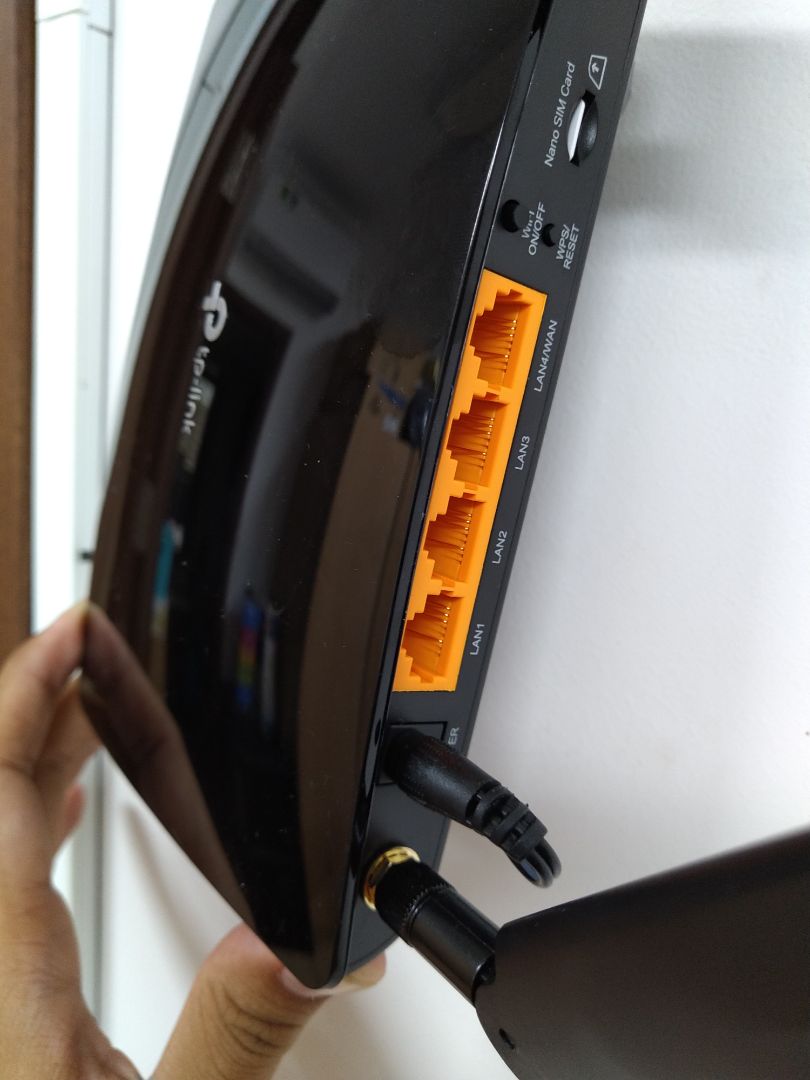 Loại mới gắn MicroSim trực tiếp, không dùng vỏ sim nữa. Nhiều lỗ thoáng khí. Tốc độ 4G là 50 Mbps, còn LAN là 150 Mbps. Thêm ít tiền mua MR400 ngon hơn. Gắn sim vào đt, xong đi khắp nhà, mở mạng vào web đo tốc độ ở các nơi, xong dán cái router vào điểm mạng ngon nhất.