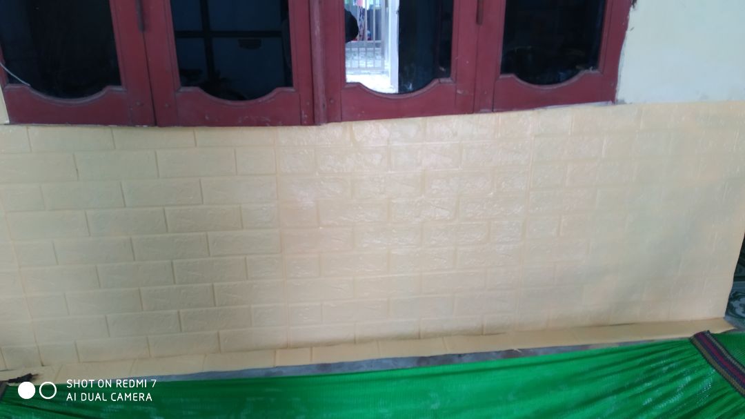 -sản phẩm màu ok
-nhưng keo dán k đều, 1 lúc lại bị phồng lên
-cho 3 sao vì khi dán được 10 phút cảm thấy đau đầu, hơi buồn nôn vì mùi keo khó chịu:((.
mọi người nên đeo khẩu trang khi dán tường.