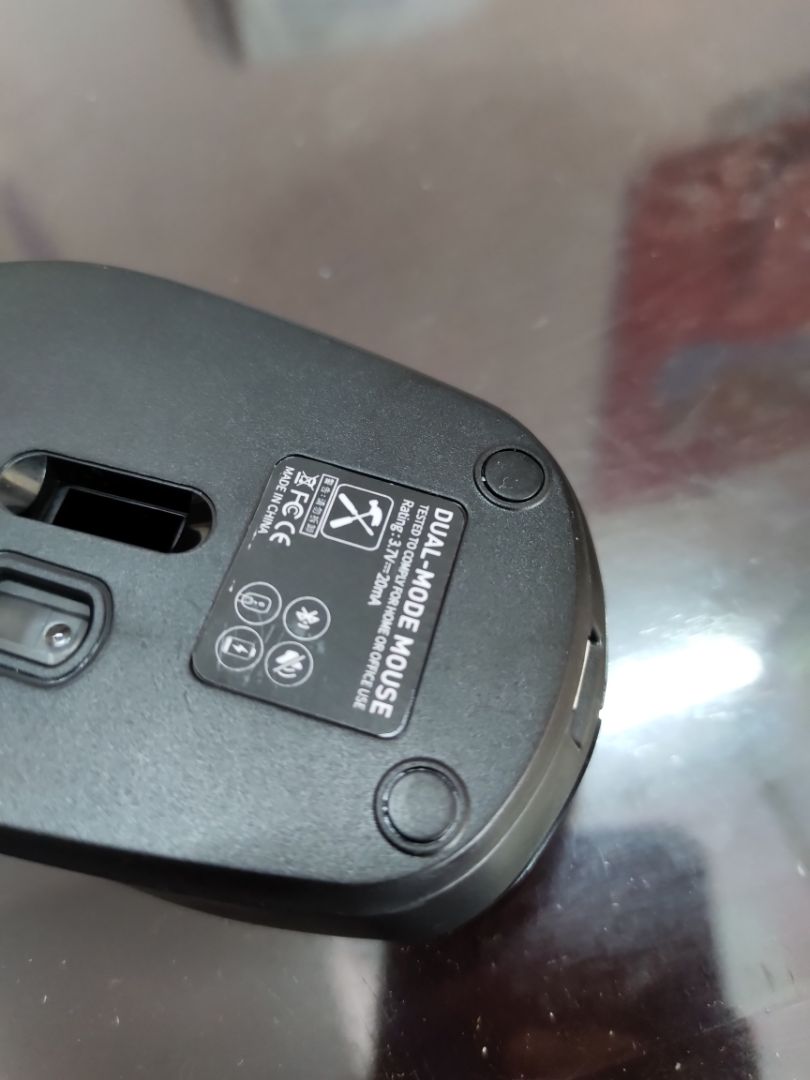 Giao hàng cũ, trầy xước, chỗ đáy chuột bị kênh. Với giá tiền này mọi người nên chọn hãng khác. Đây là lần đầu tiên cũng là cuối cùng tôi chọn tiki.