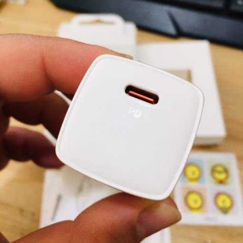 Củ sạc nhanh và không nóng , nhỏ gọn thẩm mỹ. Hàng chính hãng có tem bảo hành và shop đóng gói rất cẩn thận. Thanks!