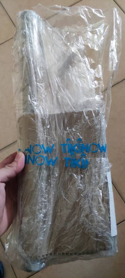 Bọc hàng kém,chỉ 1 miếng bìa với gói nilon,tập 6 lần này so với giá tiền và so với các tập trước thì kém hơn,mỏng,quà ít,ko chất lượng,poster lại kèm lịch nên nhìn xấu hẳn .-. Lẽ ra lần này ko nên mua bản đb,tốn tiền vl .-.