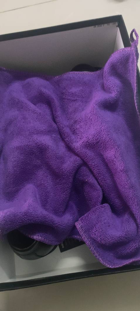 Giày đẹp. Vừa chân. Giao hàng nhanh. Được tặng xi đánh giày bàn chải và khăn lau. Sẽ wuay lại