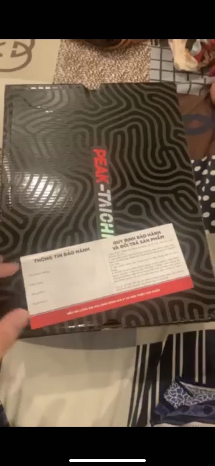 Giày vừa form chân, đế êm nhẹ, đóng gói cẩn thận. Còn tặng kèm cục slime để tập Taichi mỗi tội vận chuyển nên slime chảy ra r. May có túi nilon bọc ngoài nên k ảnh hưởng vào giày. Đôi thứ 3 mua của PEAK và vẫn hài lòng