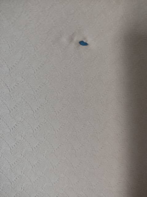 Thảm có lỗ... Không check hàng trước khi giao???