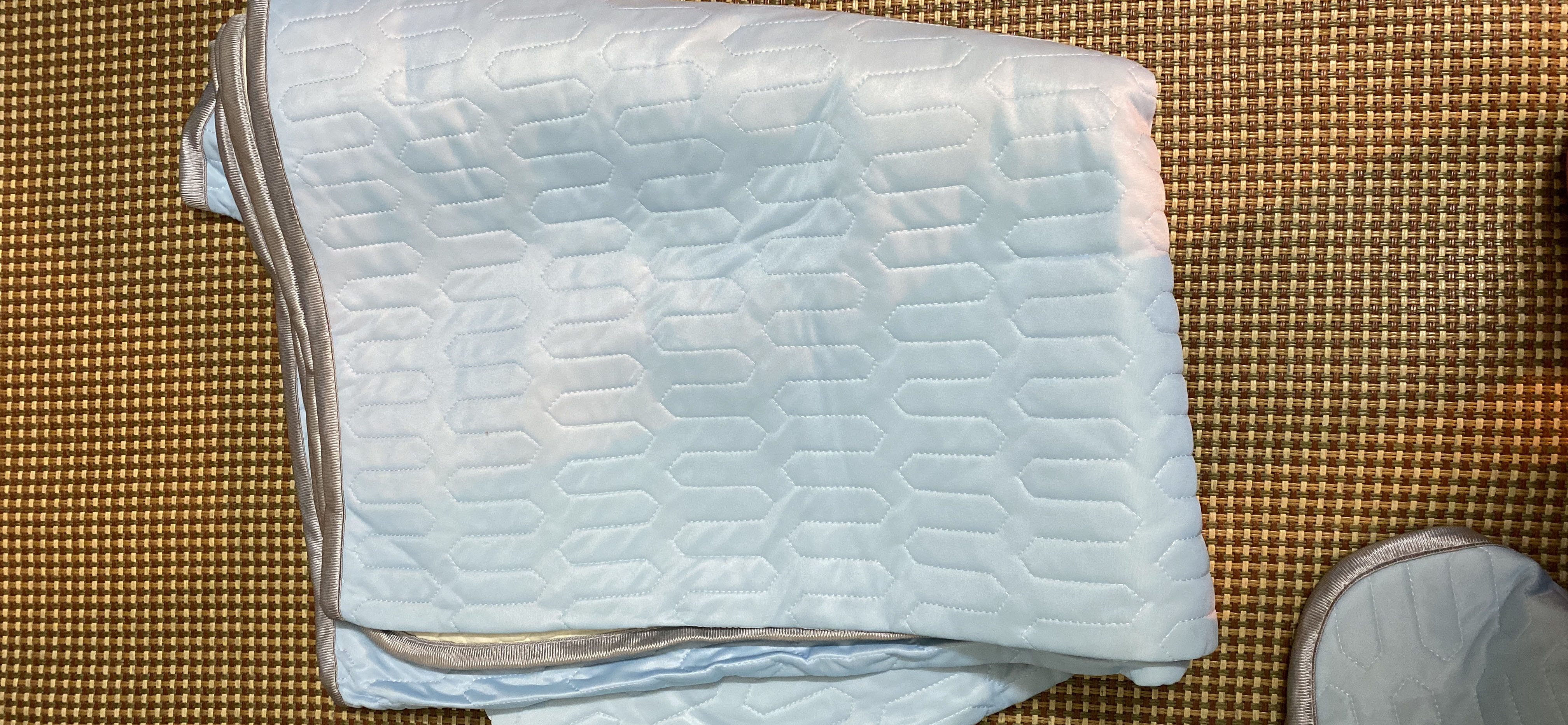 Chất liệu ok, tuy nhiên màu ko giống như hình chụp. Mình nghĩ shop nên chụp hình màu thật để người mua khi nhận hàng đỡ cảm thấy bị thất vọng