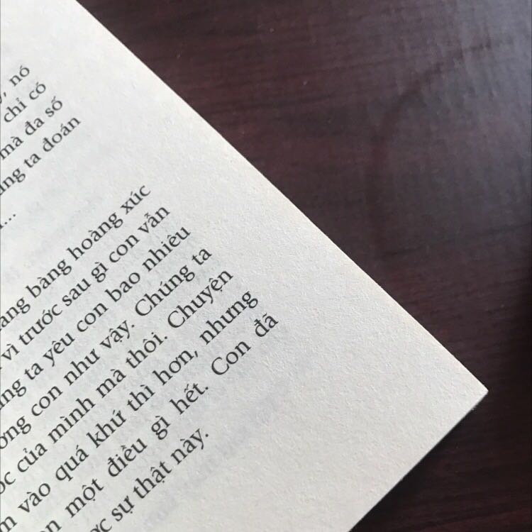 Lần đầu tiên mua sách trên Tiki trading, Chất lượng giấy in thô ráp và nhám tay. Chưa đọc nên chưa nhận xét được nhiều. Rất sợ phải mua sách giả hichic, mất niềm tin.
Giao hàng đóng gói ok
Giấy in quá xấu