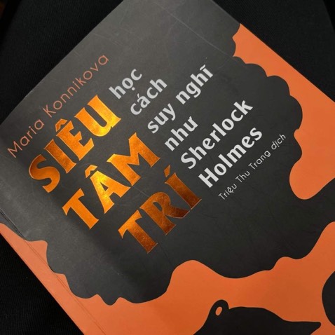 Fan của sherlock holmes thì nên mu cuốn này nhé ạ, nội dung khá chi tiết, đi từ vụ án đến cách suy nghĩ và phân tích của sherlock holmes để có thể xây dựng thói quen suy nghĩ, hiểu được não bộ. Bìa cũng khá xinh, vote 5 sao cho tiki vì gói hàng siêu cẩn thận