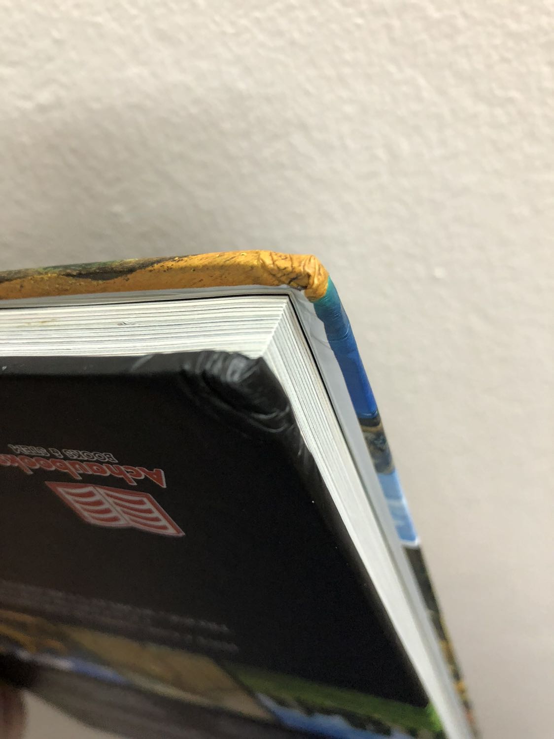 Sách đóng gói rất kỹ nhưng mở ra đã bị móp góc từ trước. Bụi bẩn bám đầy. Có vẻ sách cũ và bị lưu kho lâu. Chất lượng hình ảnh in ấn ko thực sự sắc nét. Quá đắt so với mặt bằng chung các loại sách tương tự