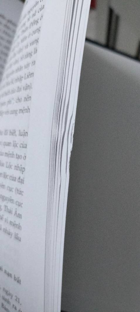 Với một người yêu sách mà thấy như vầy đau lòng lắm mấy má ơi. Làm ơn lần sau bọc 4 góc sách dùm đi mà!!! Sách vẫn còn seal màng, bên ngoài trầy trụa, bên trong giấy trắng ko phải loại giấy vàng chống loá. Giấy mỏng, mực in có trang đậm trang mờ. Mép giấy có chỗ bị lỗi. Nói chung giá này thì chất lượng vầy là phải. Có lẽ là nhữg cuốn bị lỗi loại ra để bán giá mềm hơn chứ bán đúng giá bìa chắc bị chửi cho vuốt mặt ko kịp quá. Nói chung kiến thức là vô giá! Nên tạm chấp nhận dc!