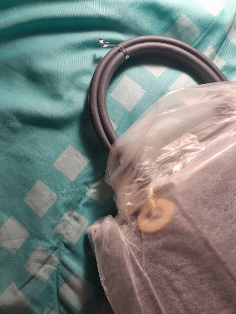 (*) Đánh giá không tính điểm
Shop đóng gói không cẩn thận, hàng giao đến nơi rách ra như này. Quai túi trầy da một chút mất thẩm mỹ quá, mình không muốn đổi trả hàng lôi thôi vì dù sao túi cũng rẻ tiền chứ không phải cao cấp nên buộc khăn vào tạm.
Bên trong túi dây kéo và các ngăn khá ổn. Đáy túi có vết móp mình không biết làm sao căng ra được. Shop có nhét độn giấy khá dày bên trong nhueng nó vẫn móp.