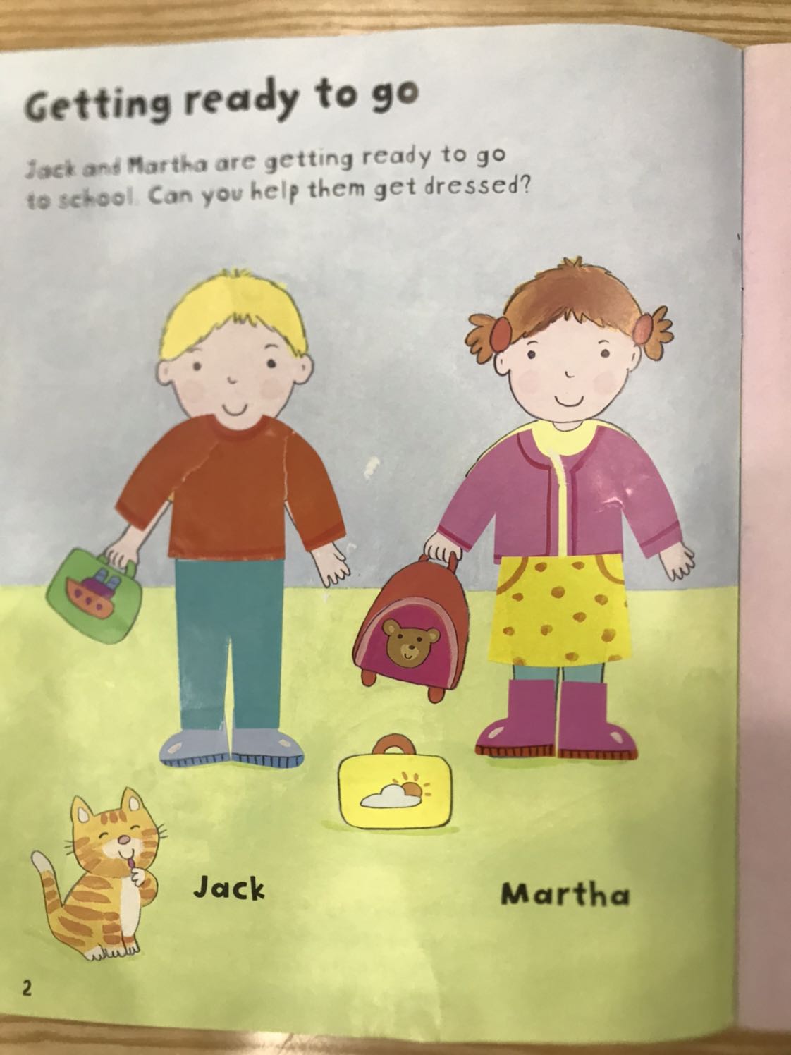 Mình mua đc sale nên giá đâu khoảng 70-80k gì đó k nhớ lắm but bé rất thích dán sticker. Sách đep. Chất lượng.