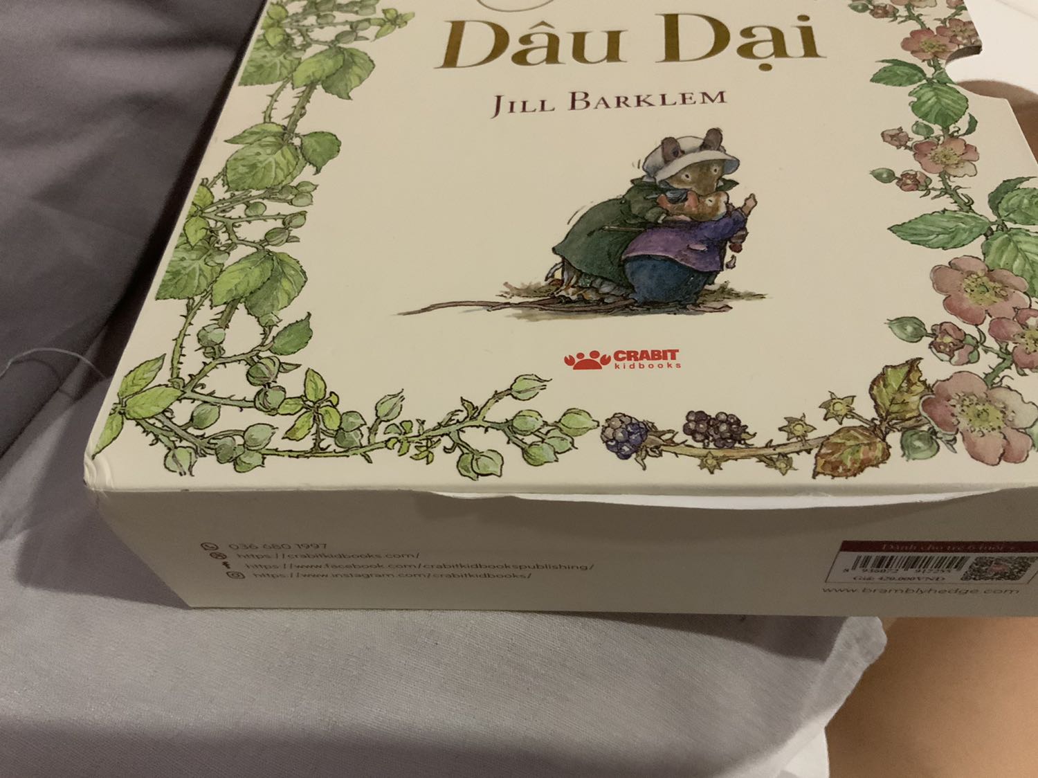 Sách in đẹp, tranh đẹppp, giấy tốt, mỗi tội dính keo quá ạ, và bị một lỗi nhỏ như vầy. Ngoài ra tựa sách ngoài hộp còn bị in lệch nữa, không biết có phải do lỗi in ko ạ?