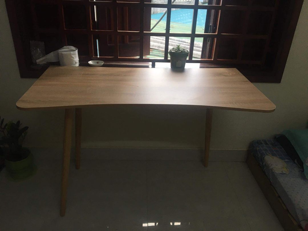 Bàn rất đẹp, không bị bập bênh, chắc chắn.
Tuy nhiên, có 2 điều khiến mình thất vọng:
+ Tiki giao hàng rất trễ, (6 ngày so với dự kiến)
+ Có một chân mà cái ốc vít nó bị mòn, không vặn vào được. May nhà mình có máy nên đã đánh lại và cắt mòn đi 1 xíu. Nếu là người khác thì khả năng cao là phải liên hệ đổi trả á.