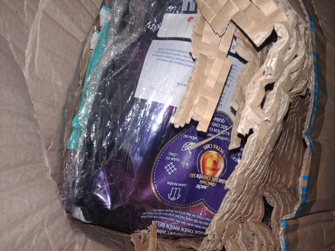 mình chỉ thích xài comfort thui, nên canh có quà là mua để sẵn. 
lần này mua lại kèm quà tặng là 4 gói giấy lau siêu sạch gift, thích lắm luôn í.
mà phải chi Uni có chương trình tích điểm cho khách để đỡ cước, hay có thêm quà tặng thì vui hơn nữa nhỉ 😍