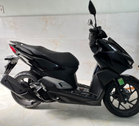 - Mình thanh toán trên tiki khoảng 10" thì Head xác nhận có xe, 1 tiếng sau tới Head Dũng Tiến (*** Cộng hoà) nhận xe luôn.
- Giá xe mua trên tiki thấp hơn giá niêm yết và miễn phí quẹt thẻ visa 
- Phí biển số và đăng kí ở tỉnh ~ 6tr
- Head hẹn lấy biển số 3-5 tuần (hơi lâu) , 3-5 tuần tiếp theo lấy giấy, trong thời gian chờ lấy biển số có giữ CCCD gốc của mình
- Phòng chờ rộng rãi, thoáng mát, có free nước và bánh kẹo, nhân viên vui vẻ, nhiệt tình.