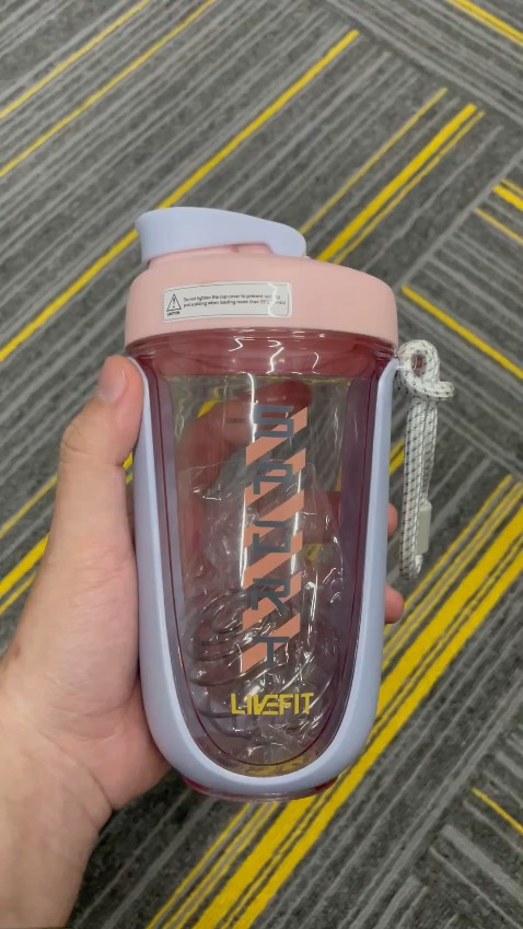 Bình lắc Livefit này mình đã từng mua 1 lần của shop rồi, nay mua cho ny cái màu tím này, xinh cực. Về chất lượng thì nắp đóng rất kín, mình để balo vẫn không bị tràn whey ra. Thiết kế cũng đẹp mắt và dễ vệ sinh nha ae
