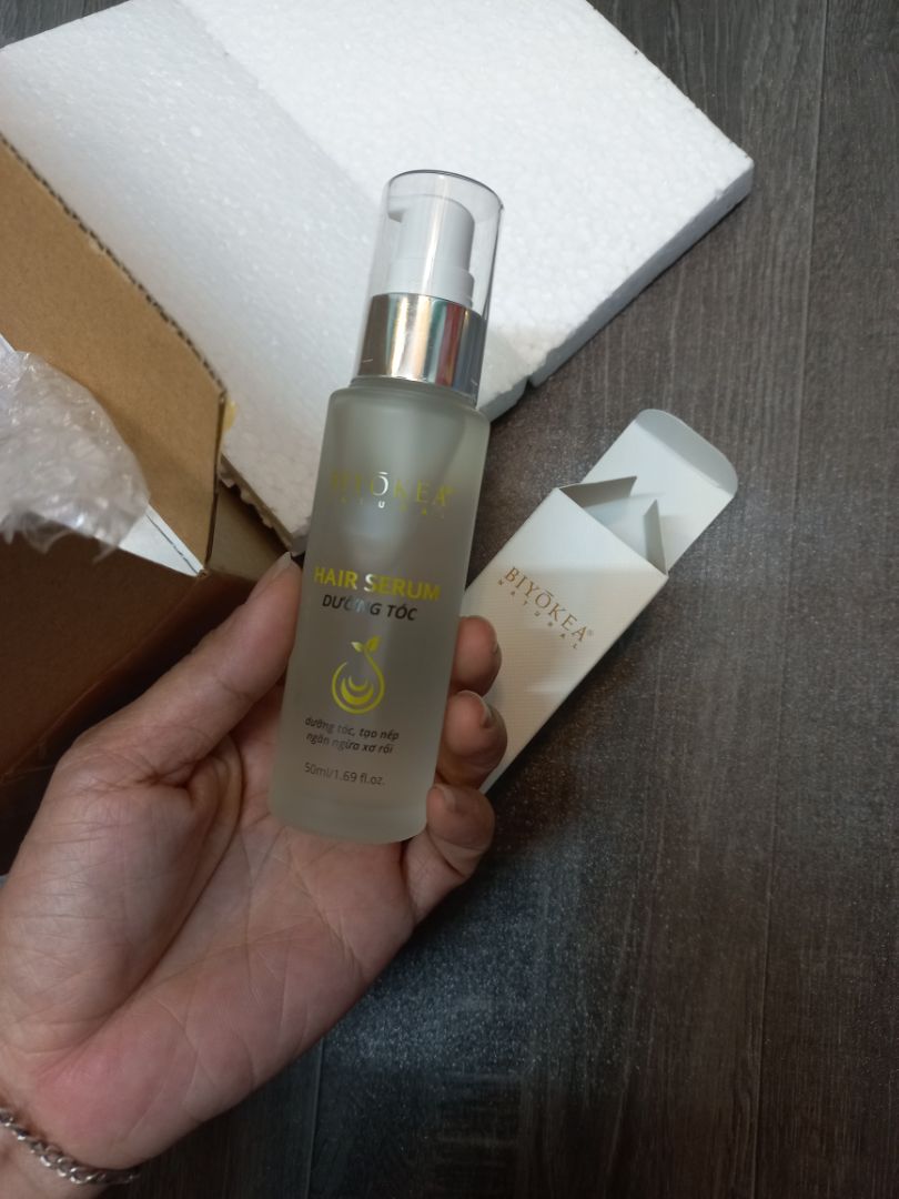 chất dầu đặc. dùng ít hao. mùi rất thơm. thoa lên tóc dài đỡ rối chải dễ dàng. shop giao nhanh đặt hôm qua hnay đã nhận đc r. đóng hàng chắc chắn. bao bì đẹp