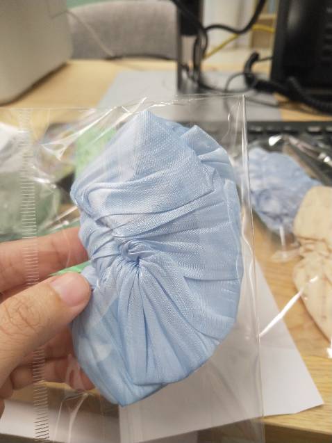 Shop đóng gói hàng đẹp nên cột tóc không bị mất form như những nơi khác, màu xanh ngọc này cute quá