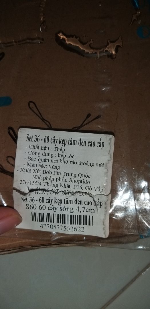 Tuy biết là giá cả đi đôi với chất lượng, nhưng mà suy cho cùng, được Tiki chấp nhận là NCC thì chất lượng cũng phải tạm ổn chứ?!
Nhận hàng, điều đầu tiên là thấy vỏ bọc ố, sơ xài, hệt như hàng thanh lý đồng giá 5K ở góc chợ nào đó. Tháo ra 2 dãy kẹp (15 kẹp mỗi dãy như hình) thì thấy hiện tượng lớp sơn bọc bên ngoài bị kéo theo, phần kẹp dưới lộ ra dấu tích rỉ sét và khá mỏng.
Kẹp lên tóc thì khá yếu, không giữ được tóc (dù dùng đến 3 cái kẹp, phải chăng do tóc mình nặng quá???)
Kết cục của 60 cái kẹp với giá 12K là bị bỏ xó vì mình không thể sử dụng được.
*Mình chia sẻ cảm nhận về sản phẩm thực sự, không có ý muốn đổi hàng, nên Tiki không cần alo để khuyên mình đổi hàng như mọi lần nhé.